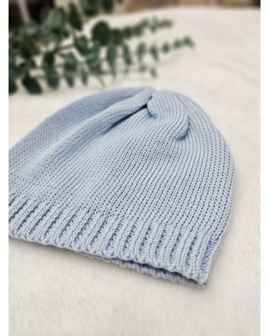 Cappellino in filo celeste
