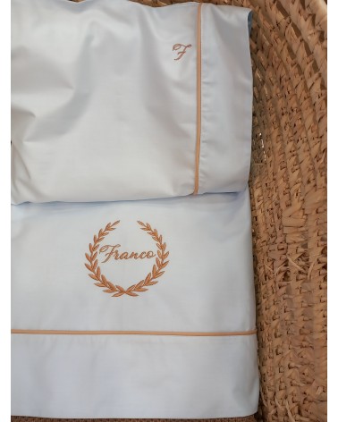 Lenzuolino colorato in cotone celeste con profilo nocciola ghirlanda 3.0 nocciola valentine love