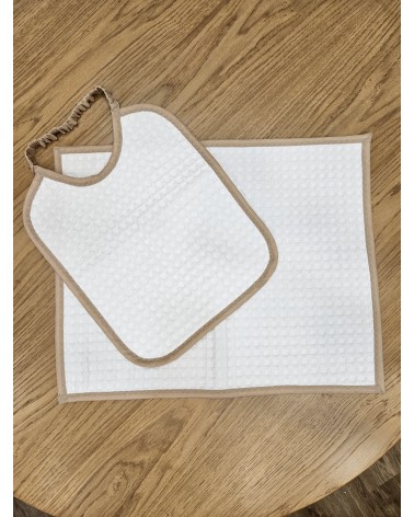 Set Asilo, tovaglietta e bavaglino NOCCIOLA