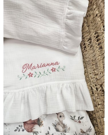 Lenzuolino in mussola con rouche valentine love rosa malva steli di fiori incrociati