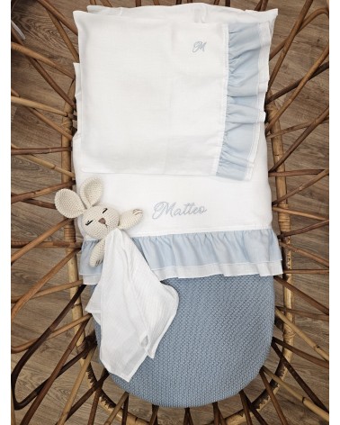Lenzuolino con doppia rouche in lino ricamo celeste polvere valentine love