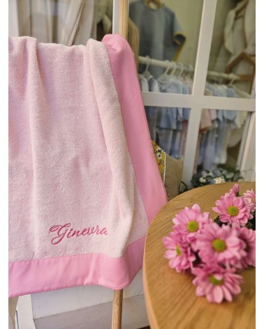 Telo bagnetto in spugna di cotone colorata con cornice colore ricamo fucsia valentine love