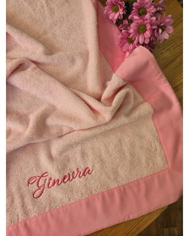 Telo bagnetto in spugna di cotone colorata con cornice colore ricamo fucsia valentine love