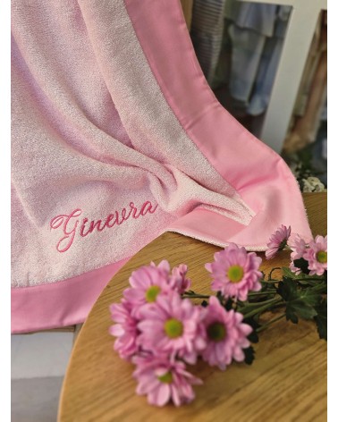 Telo bagnetto in spugna di cotone colorata con cornice colore ricamo fucsia valentine love