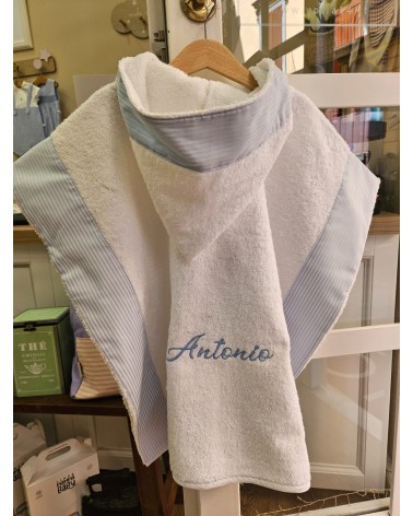 Poncho in spugna di cotone personalizzato ricamo valentine love celeste