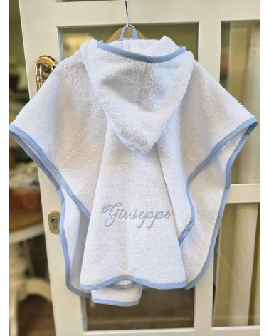Accappatoio Poncho in spugna di cotone profilo celeste ricamo celeste polvere font valentine love