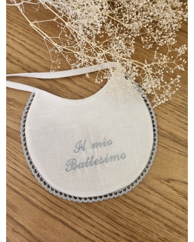 Bavaglino e fazzoletto battesimale con merlettino celeste ricamo celeste polvere new adina