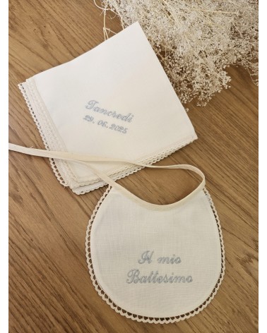Bavaglino e fazzoletto in lino panna battesimale con merlettino celeste ricamo celeste polvere new adina