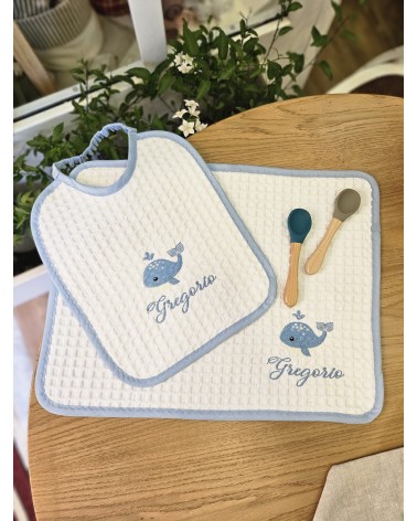 Set Asilo, tovaglietta e bavaglino balena celeste valentine love