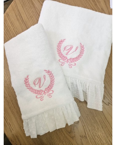 Coppia di asciugamani in spugna di cotone con rouche in plumetis bianco ricamo ghirlanda con nastro rosa barbie valentine love