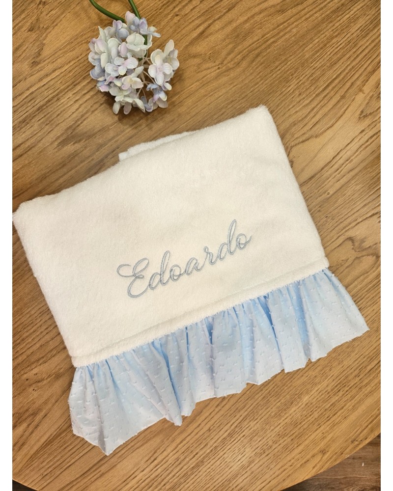 Telo bagnetto in spugna di cotone con rouche in plumetis celeste valentine love celeste polvere