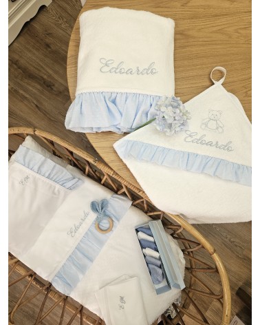 Telo bagnetto in spugna di cotone con rouche in plumetis celeste valentine love celeste polvere