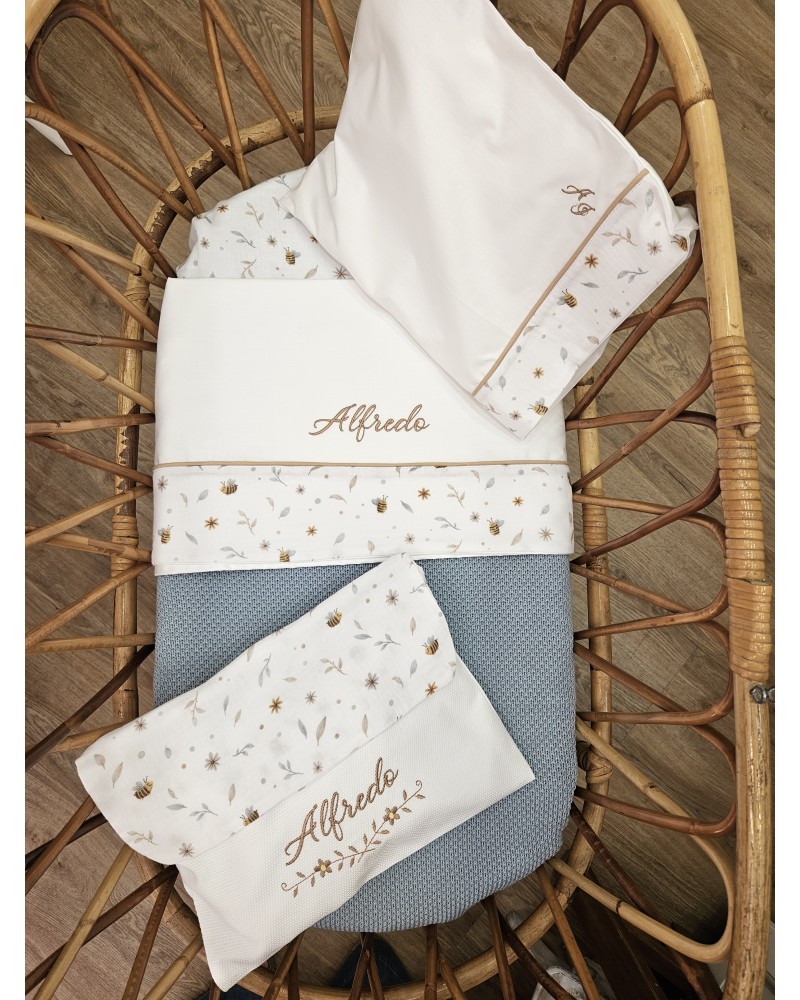 Lenzuolino con fascia a fantasia apine profilo nocciola ricamo nocciola valentine love