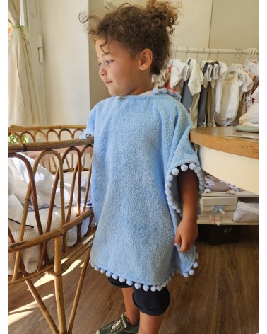 Accappatoio poncho in spugna di cotone e pon pon celeste Noah ha 5 anni