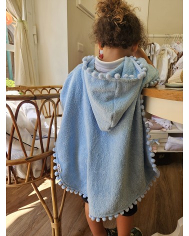 Accappatoio poncho in spugna di cotone e pon pon celeste Noah ha 5 anni