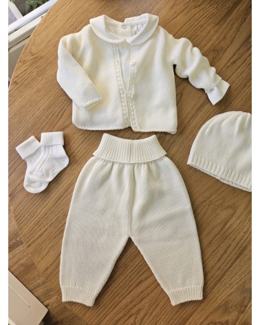Completo a maglia, cardigan e pantaloni e cappellino