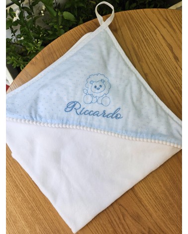 Accappatoio neonato in spugna di bamboo, plumetis e pon pon leoncino valentine love celeste