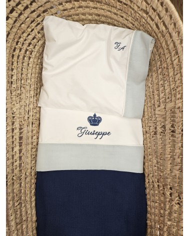 Lenzuolino personalizzato con fascia in lino PROFILO BIANCO FASCIA CELESTE RICAMO BLU NAVY CORONA 3.0