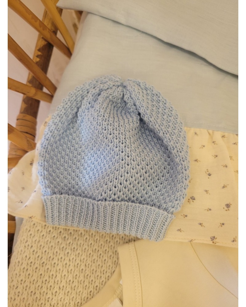Cappellino in filo celeste