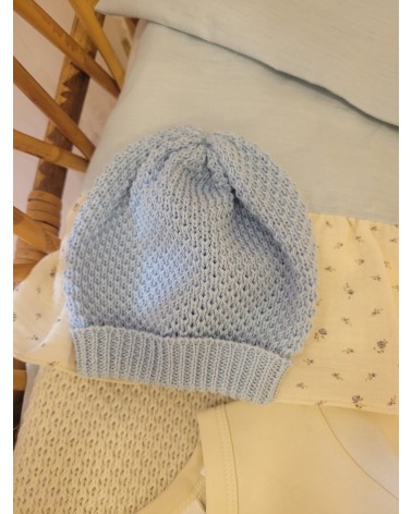 Cappellino in filo celeste
