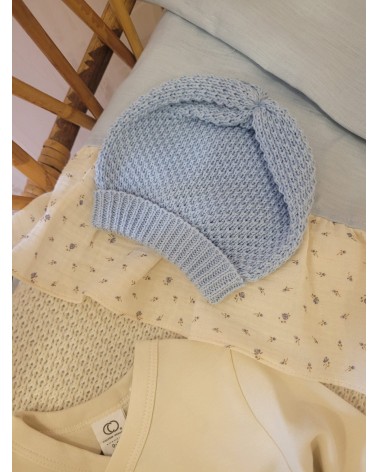 Cappellino in filo celeste