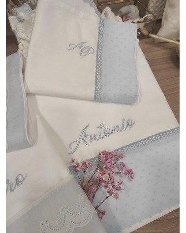 Lenzuolino in lino bianco con fascia in plumetis e pizzo