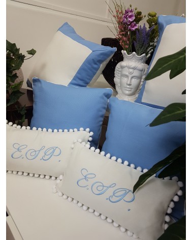 Cuscino rettangolare in cotone con pon pon