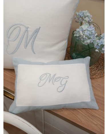 Cuscino in lino Frame fascia celeste abbinata al ricamo in tonalità celeste polvere font Valentine Love